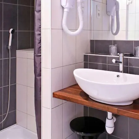 Hotel Les Embruns Sables D'olonne 2*