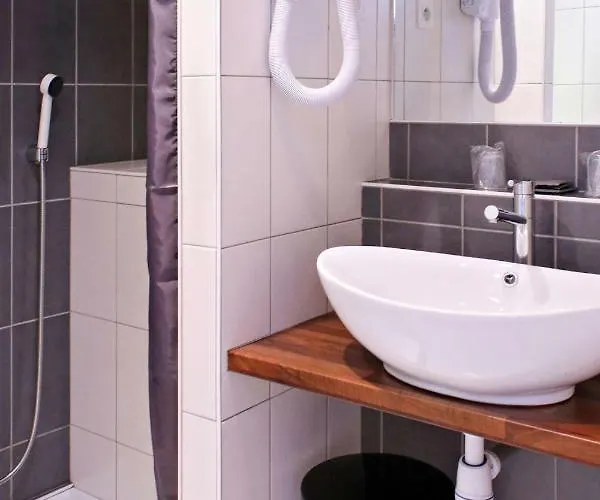 Hotel Les Embruns Sables D'olonne 2*